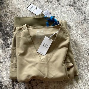 Figs Casma 3 pocket top with Kade Cargo pant